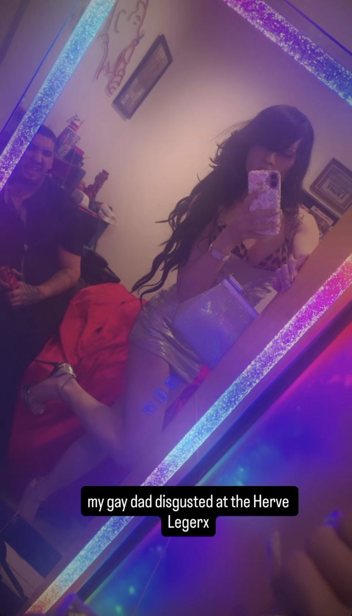 piercelohan's tweet photo. @maidenprincesss GET OFF MY MOMMA NATURALLY SKINNY ASS??? https://t.co/M3EzsHxKI1