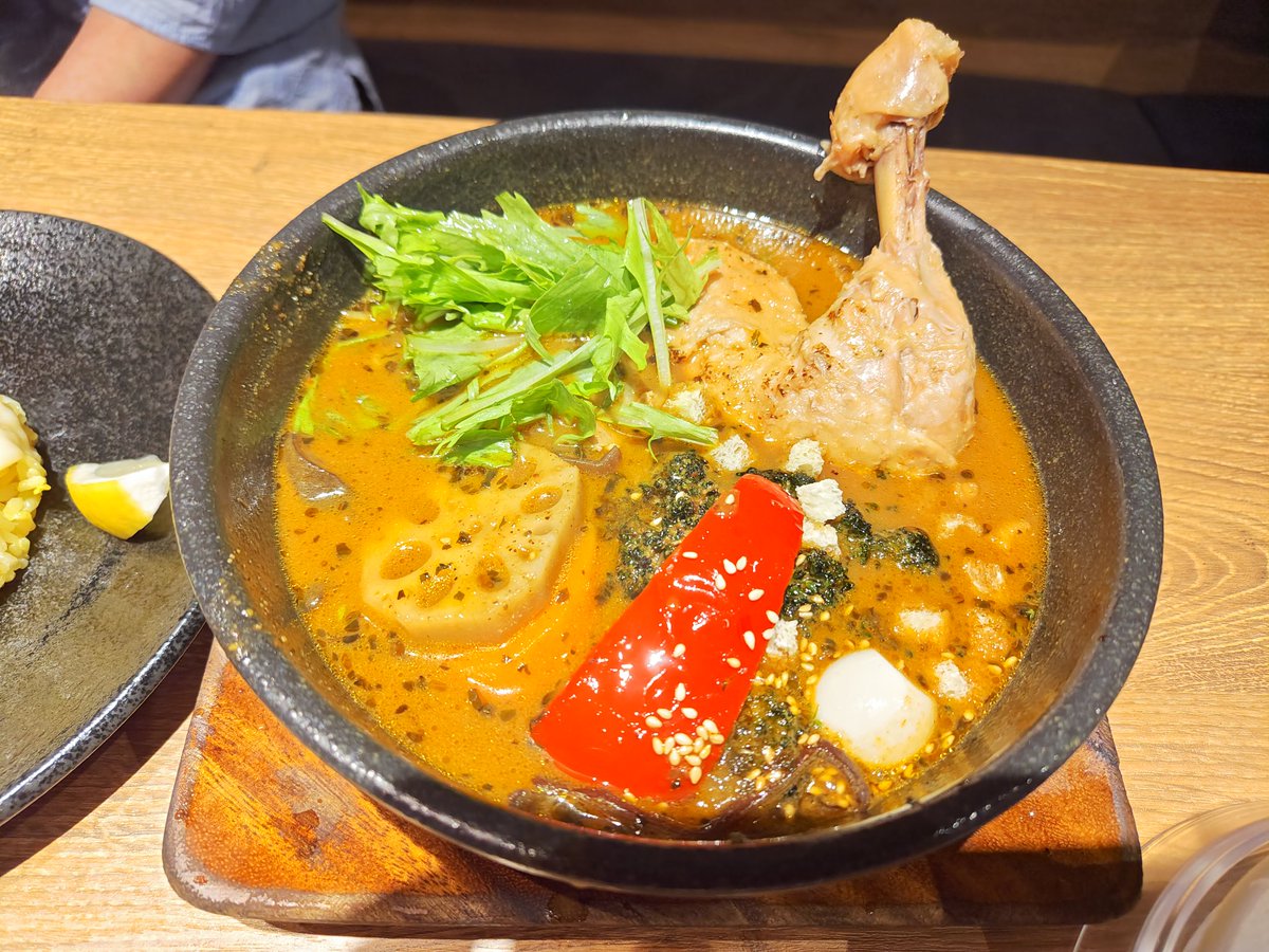 7cb0a1d68a274ae's tweet photo. 北海道1食目は新千歳でスープカレー。グルメ最強位黒沢さんオススメの　#GARAKU　へ。

ワタシはポークフランクとベーコン、妻はチキンレッグ🍗を。

黒沢さんオススメの揚げブロッコリー🥦をトッピングでつけましたが、確かに甘くてウマい!

1食目から大満足😋食べ過ぎ大旅行となる予感です🤣 https://t.co/wujqOkFkpG