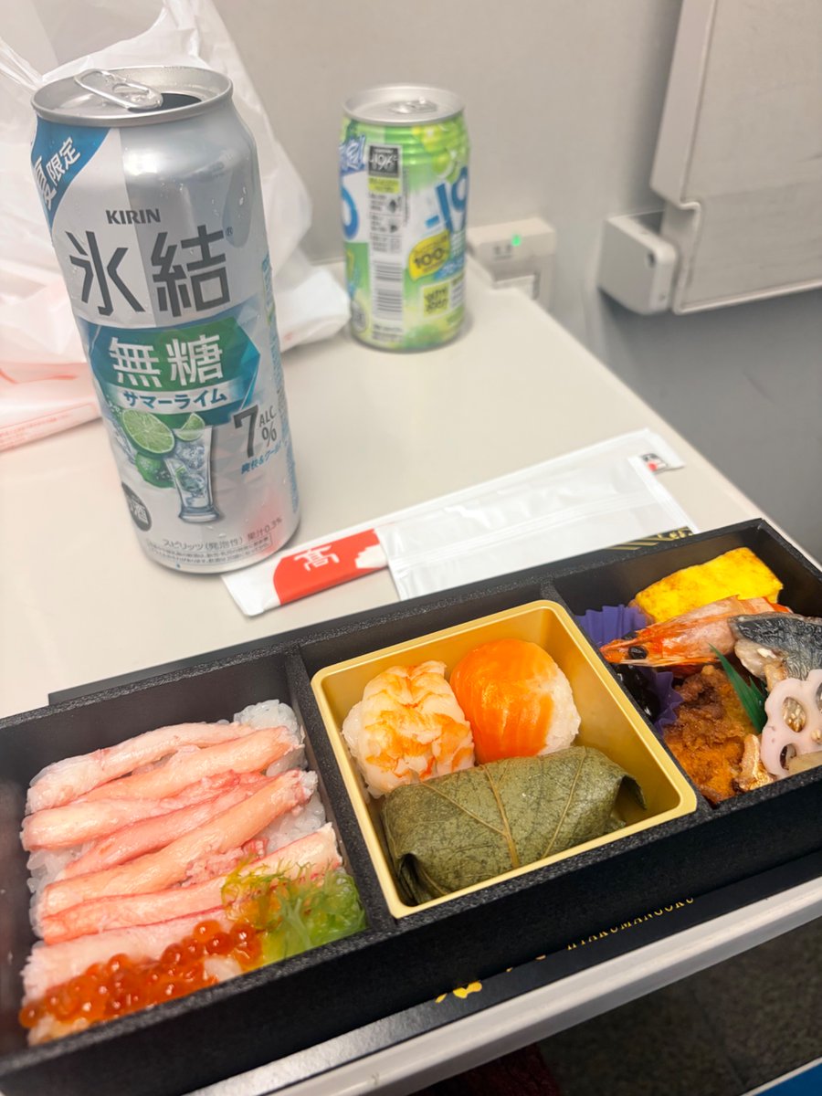 hpn5lack's tweet photo. 東京通いもあと数回ってことで奮発駅弁 https://t.co/HtrbG2h1KE
