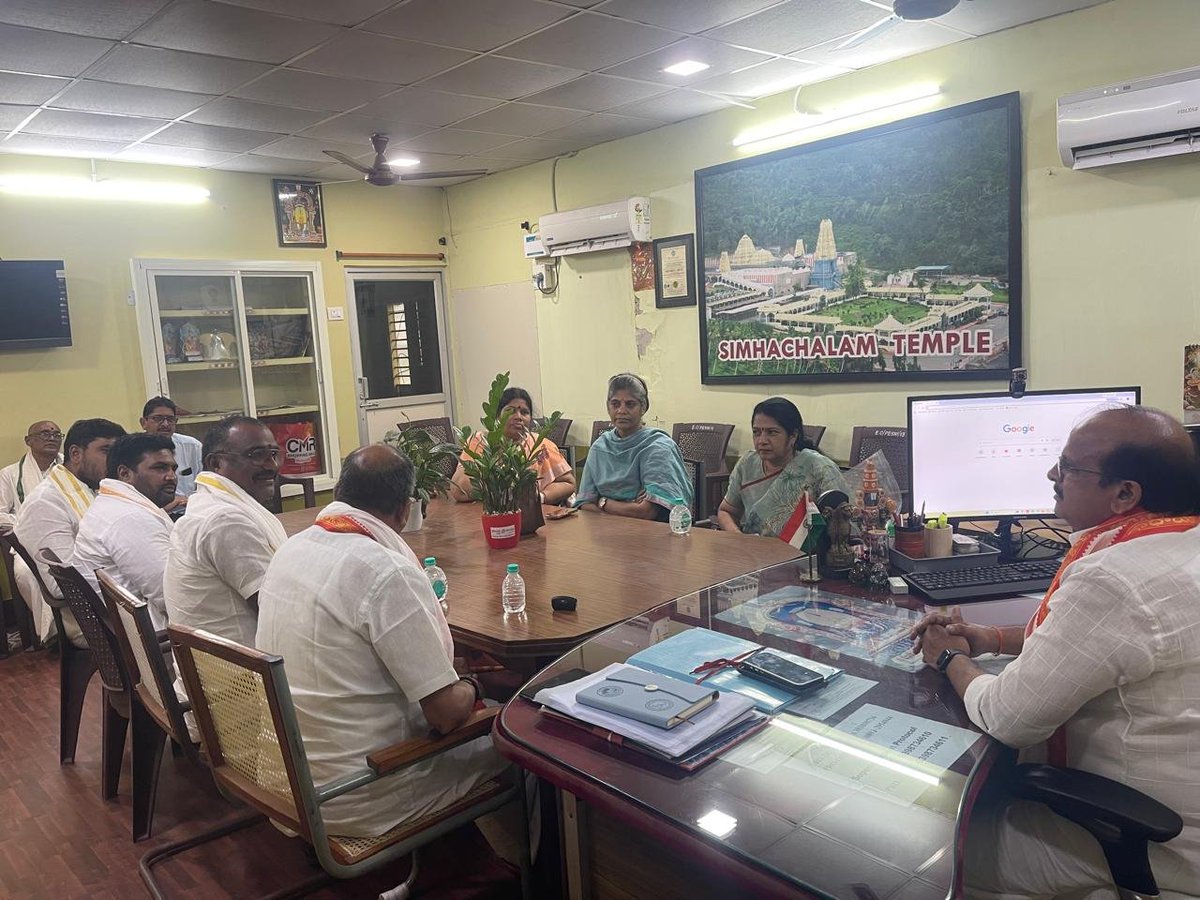 Ushapeddisetti's tweet photo. త్వరలో జరగబోయే సింహాచలం గిరి ప్రదక్షిణ ఏర్పాట్లకు సంబంధించి ఆలయ ఈఓ గారితో సమావేశం నిర్వహించి అనంతరం గిరి ప్రదక్షిణ మార్గాన్ని సహచర ట్రస్టు బోర్డు సభ్యులతో కలిసి పరిశీలించడం జరిగింది. https://t.co/he30e8VFae