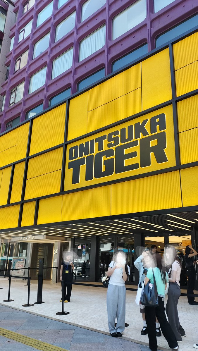 7drmy1's tweet photo. people are already gathering here hrs before the event, right in the heart of Shinjuku.

Onitsuka Tiger Shinjuku 
📍1-3F, 3-26-11 Shinjuku, Shinjuku-ku, Tokyo

#NCTJNJM https://t.co/xEJUeAJrad