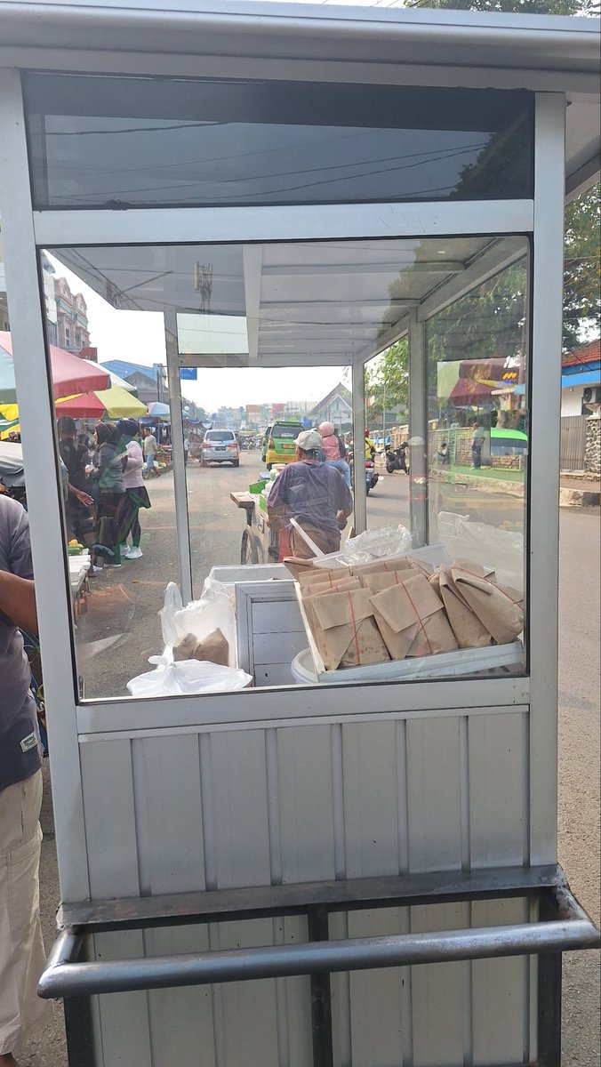 _vino_alvino's tweet photo. TUKANG NASI UDUK PALING "SOMBONG" di DUNYA

•Gerobak polos (SI TAU TUH KALO GA CARITAU ITU NASI UDUK)

•Kalo dagang keliling, ga bersuara &amp; berbunyi apapun. Silent &amp; melengos aje

•TAPI ENAK. THE MOST WANTED bin UNDERRATED di area Pasar Anyar, Bogor

•keluar 6.30, 8.30 abis https://t.co/8pCbEKiA4M