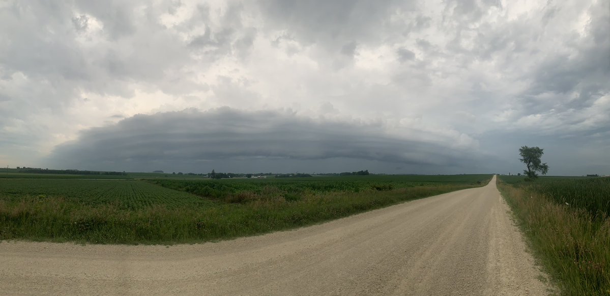 LoganFrey8's tweet photo. Dying bowing segment in NE Iowa this evening. Kind of a wasted evening, but I’ve had worse. #stormchasing https://t.co/FVBzH1YkiP