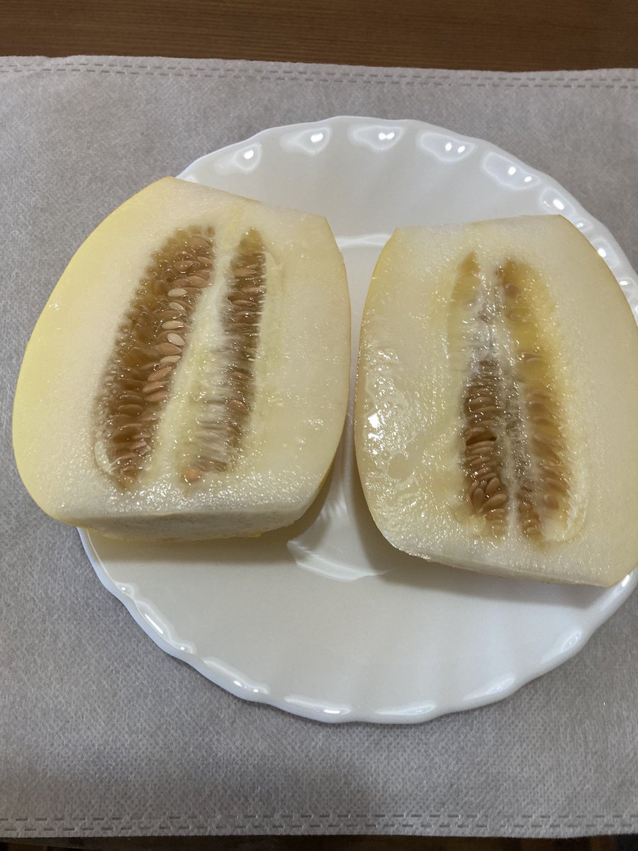 melon_11m's tweet photo. 皆様 お仕事お疲れ様です🌺🍀
お昼休みですね🍱
私のお昼御飯は、家のプランターで採りたてのマクワウリ❣️
甘いです✌️🎶
あと半日頑張って下さいね(^^) https://t.co/2oATr35zZ9