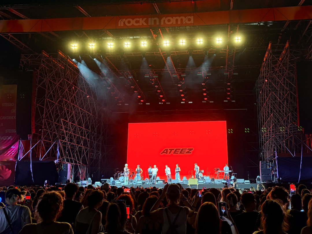 oricon's tweet photo. ATEEZ、イタリア・ローマを熱狂の渦に🇮🇹
約50分間ノンストップでパフォーマンス
「皆さんと一緒だったからこそ特別な瞬間」
https://t.co/AnnRUZyxu8

#ATEEZ https://t.co/MUlSI0qsPg