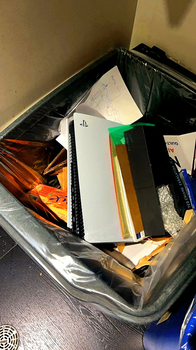 _bangnaid_'s tweet photo. @PlayStation trash https://t.co/vaBNDdrojP