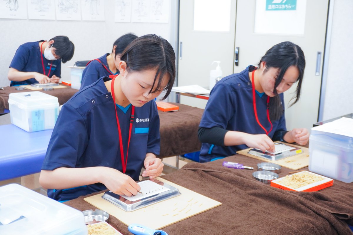 hmc010's tweet photo. 本日はお灸授業の様子です✨

お灸とは、よもぎの葉から精製した「もぐさ」を燃やし、その温熱刺激によってツボを刺激する伝統的な治療法です。ツボを温めることで血行を促し、体の不調を整える効果が期待されています🔥

今回の授業では、もぐさをひねって形を整える練習を行いました👀✨ https://t.co/XferXIKm1s
