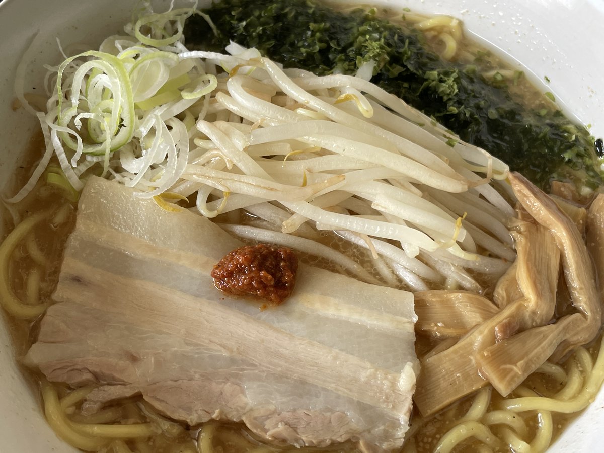 mezi4243's tweet photo. 「SPORTS DINING REGISTA」さんの「味噌らぁめん」　節の出汁とザラザラなゴマがベースにあって味噌が主張してないスープ。味噌ラーメンと担々麺が7：3くらいな感じ？スープごと啜るのにつるもちのストレート麺がいい感じ。赤湯風という噂を聞いて山形の辛味噌のっけて味変。うん美味しかった！＃宅麺 https://t.co/tPOU5R8Iaz