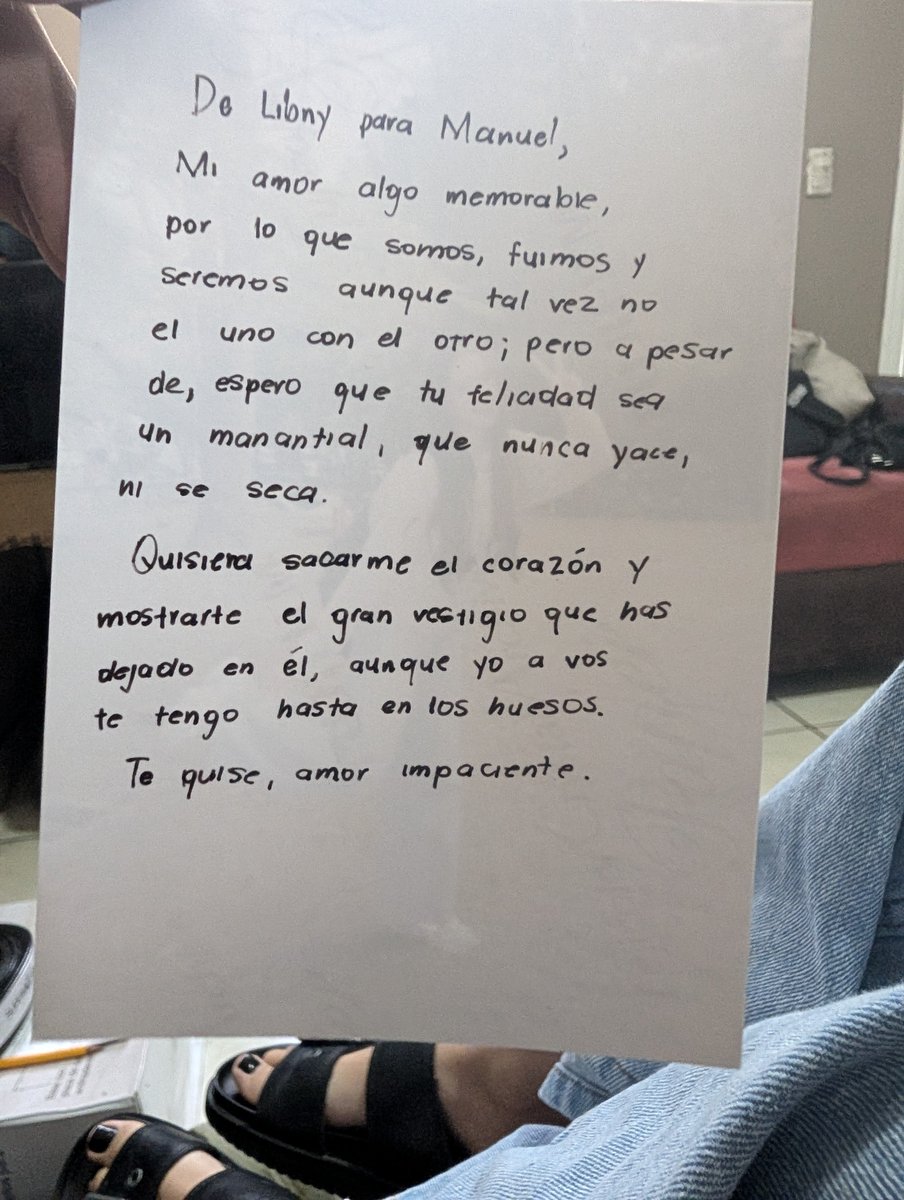ManuelV516's tweet photo. Hoy vino a despedirse Pamela de mí, el amor de mi abril, quien considero la mujer más romántica, intensa y sensible que ha pasado por mi vida, me regaló una foto suya de las que tiene en su álbum de vida con esta inscripción: 

(El vendaval de mi cariño siempre para ella) https://t.co/AKxvf41B3e