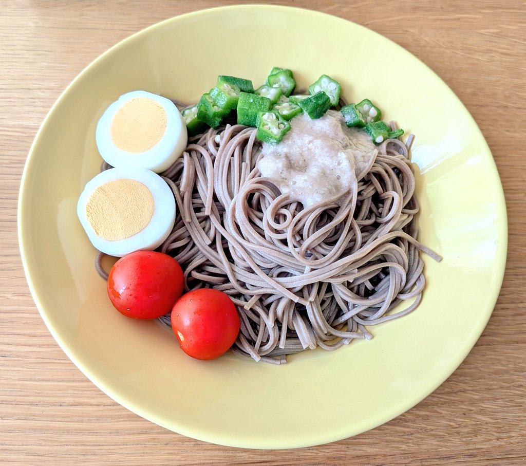 tarosufp's tweet photo. お昼のお蕎麦。
大王様「賞味期限は去年で切れてるけどいけるいける」
たろ「😅😅美味しいです」
大王様「そうだろう、そうだろう」 https://t.co/2rMG34HAxO