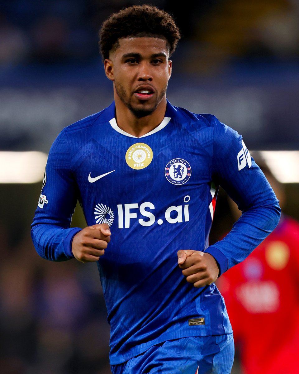 erseee_'s tweet photo. Maybe I'm buying the process more than the player.

Yang bikin gue optimis bukan karena Andrey Santos pasti bakal jadi world class, tapi karena untuk pertama kalinya setelah sekian lama, United keliatan punya recruitment identity.

Mateus Fernandes gagal? United tetap nyari profile yang mirip. Mateus lebih menawarkan progresi dan kontrol permainan, sementara Santos lebih unggul di duel, intensitas dan ball-winning. Different players, same blueprint.

Ditambah sekarang klub juga keliatan jauh lebih disiplin soal transfer fee dan wage structure. Nggak lagi asal ngejar nama besar atau panic buy tiap Plan A gagal.

In this market, £50m buat gelandang 22 tahun dengan kontrak panjang dari sesama klub PL masih bisa dipahami. Not cheap, but understandable.

Santos bisa aja gagal. Every club gets transfers wrong. Tapi selama United tetep konsisten merekrut pemain yang fit sama blueprint tim, that's a process I can actually get behind