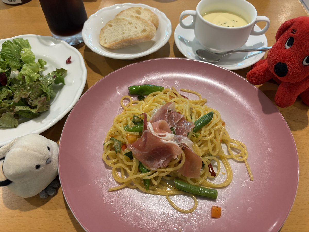 LEGRANDBLEU3's tweet photo. 西洋美術館　カフェすいれん

企画展レンブラントのコースもありましたが、私は普通にパスタランチ🍙

ル・コルビュジエの庭を眺めながらモリモリ食べる🥣

#とんちゃんのにらみめし  🐽欠席
#華ちゃんのごはん 
#ブンちゃん見切れの美学 
#とんちゃんとゆかいな仲間たちかわいい https://t.co/T7EdYxJRvg