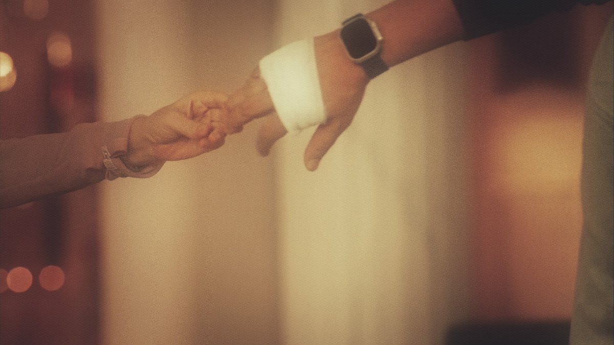 itisrimathi's tweet photo. This had my whole heart 😭✨🫶🏻 The only thing he held onto before losing consciousness was her hand.

#TumDenaSaathMera #Aprakshi #TDSM https://t.co/NOQGlnq9NL