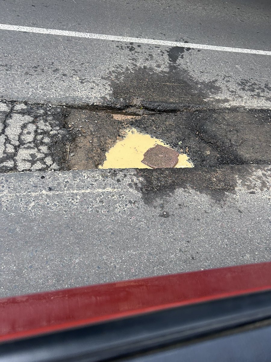 chulitachulaa's tweet photo. @MHcesac   #bache en Ferrocarril de Cuernavaca esq Horacio. De hecho pueden recorrer toda la calle de Ferrocarril de Cuernavaca y tapar varios baches #diariodeunbache https://t.co/STDKaAks0Z