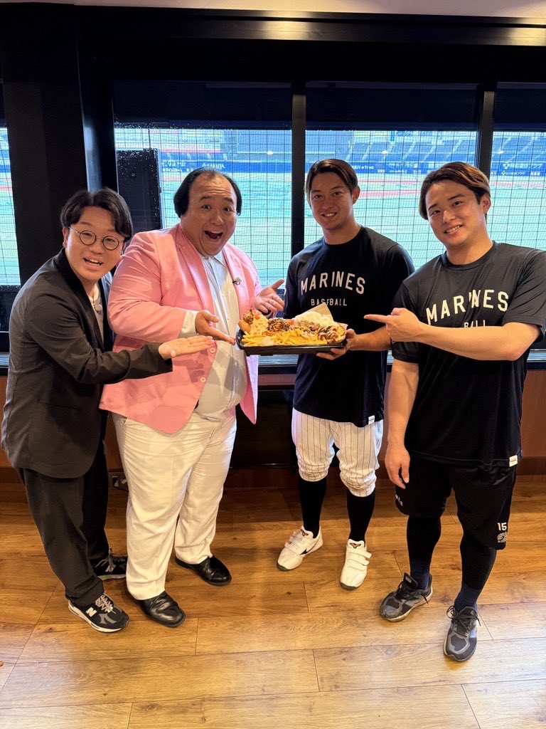 chibalotte_pr's tweet photo. #ママタルト さんがZOZOマリンで球場グルメを食べ歩き、#横山陸人 投手や #佐藤都志也 選手たちへの取材も実施！ 選手たちの希望も取り入れながら開発された『幕張の1.1kg！ママタルトのカロリーPUSHプレート』は、明日7/10(金)から販売開始です！ 総重量1.1kg、合計2,195kcal、夢のデカ盛り球場グルメをぜひお楽しみください。
#chibalotte #広報