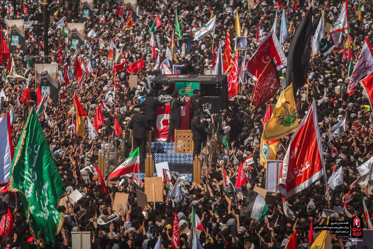 gomnam497's tweet photo. شکوه یک تشییع را فقط تصاویر روایت نمی‌کنند؛ اشک‌ها، دعاها، سکوت‌ها و حضور مردم، هرکدام بخشی از روایت تاریخی آن روز است. 
#باید_برخاست
#منادی_بعثت https://t.co/rNX0pe4Knf