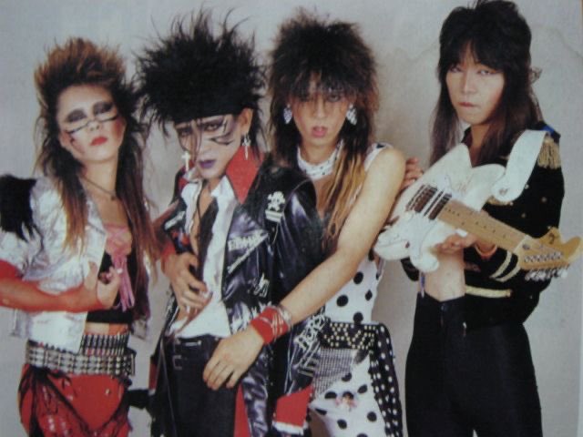 A_T_M_K_unaju's tweet photo. #このバンドorミュージシャンを分かったらリプ・100いいね目指す
ヒント：1984年に結成された日本の伝説的なロックバンドで、L'Arc〜en〜Ciel、LUNA SEA、黒夢、Janne Da Arcなど、のちのヴィジュアル系や90年代の日本のロックシーンを牽引した大物アーティストたちに絶大な影響を与えた「カリスマ的存在」として知られています