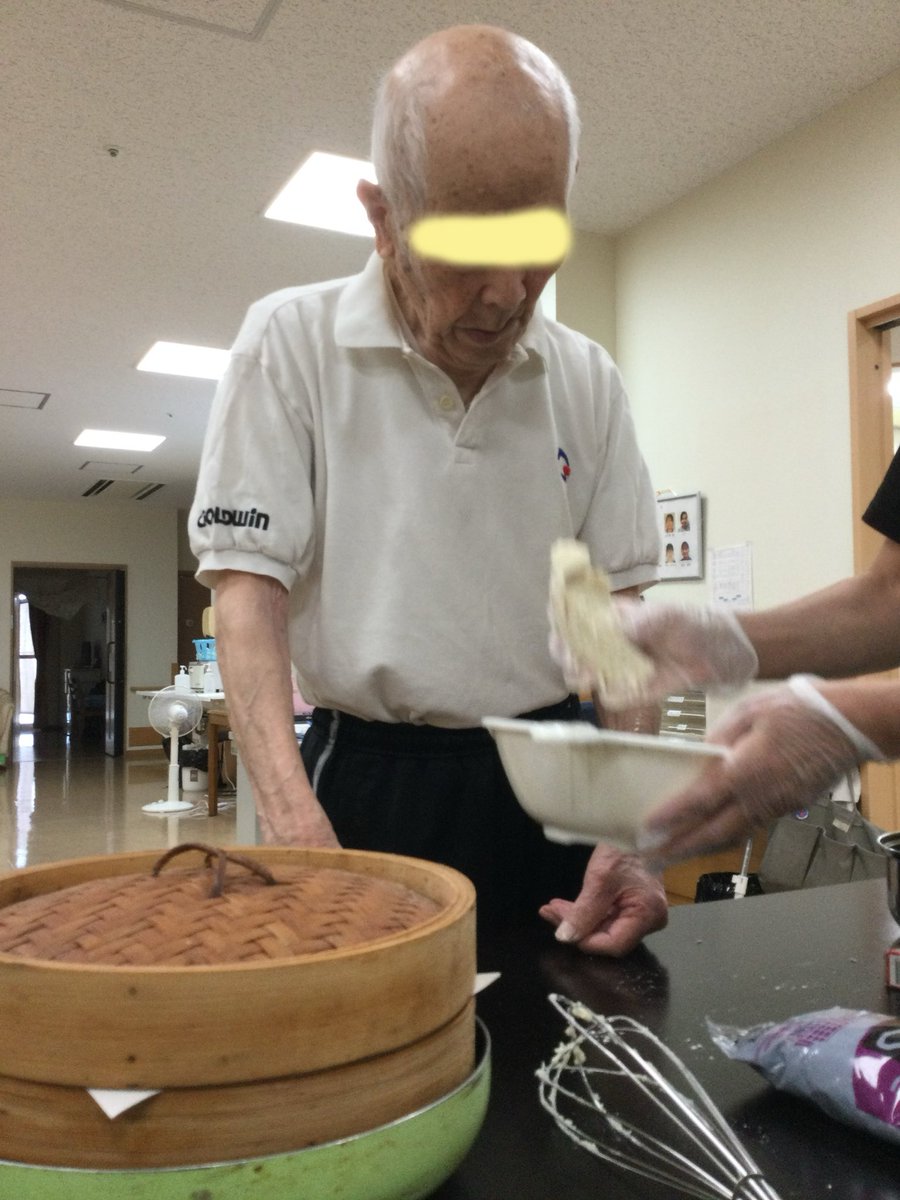 carrefour_inami's tweet photo. 新館特養でお誕生日の利用者さんと一緒に紅白まんじゅうを手作りしました🎂
泡立て器さばきもお見事で、今どきの男性のような手慣れたご様子です😆
甘さ控えめの紅白まんじゅうでみんなでお誕生日をお祝いしました✨
これからもお元気にお過ごしください😊
#カルフール印南　#介護施設　#特養　#誕生日 https://t.co/lQ1lAmZdt3