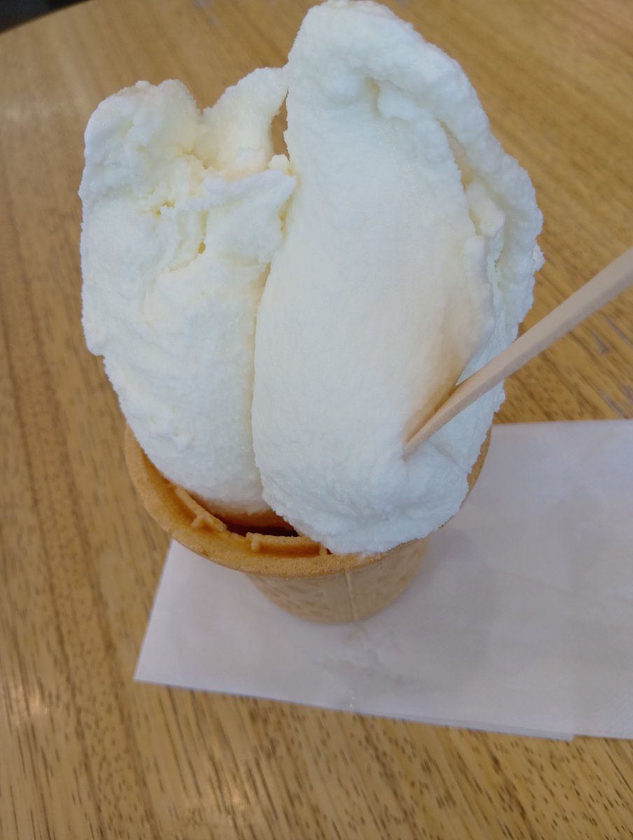 nkengKOD's tweet photo. 髪を整えるついでの久しぶりの松ぼっくり、右が杏仁で左がミルクなんだが見分けがつかない https://t.co/nBDnKwfjEK