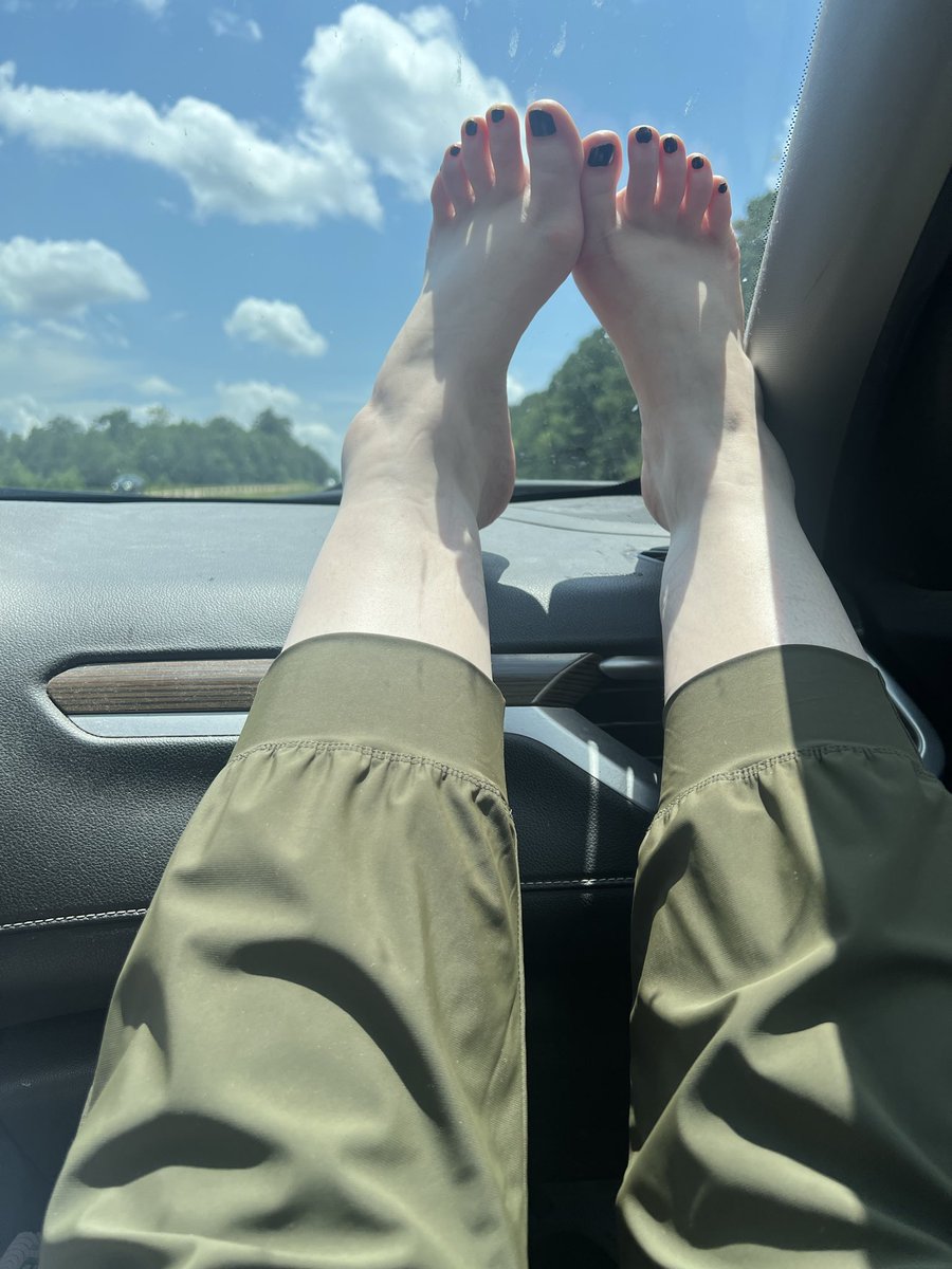 FlawedButVein's tweet photo. Distracting the driver is my full-time job 💅🏻
Passenger princess duties 😌
#feet #toes https://t.co/n15x6YC7B0