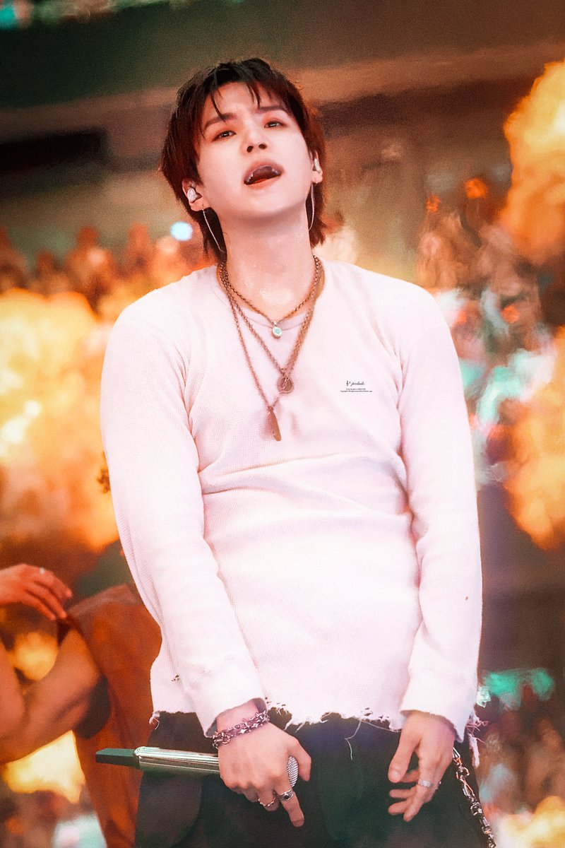 Prelude_suga's tweet photo. 260706 HD

I think the theme this time isn’t Agust D’s “Burn It” 
It’s Suga in 2026, finally leaving the fire of HYYH behind.

#YOONGI #AgustD #BTS 
#슈가 #민윤기 #방탄소년단 #BTS_WORLDTOUR_ARIRANG_LONDON https://t.co/BXjg2OJZ5Y