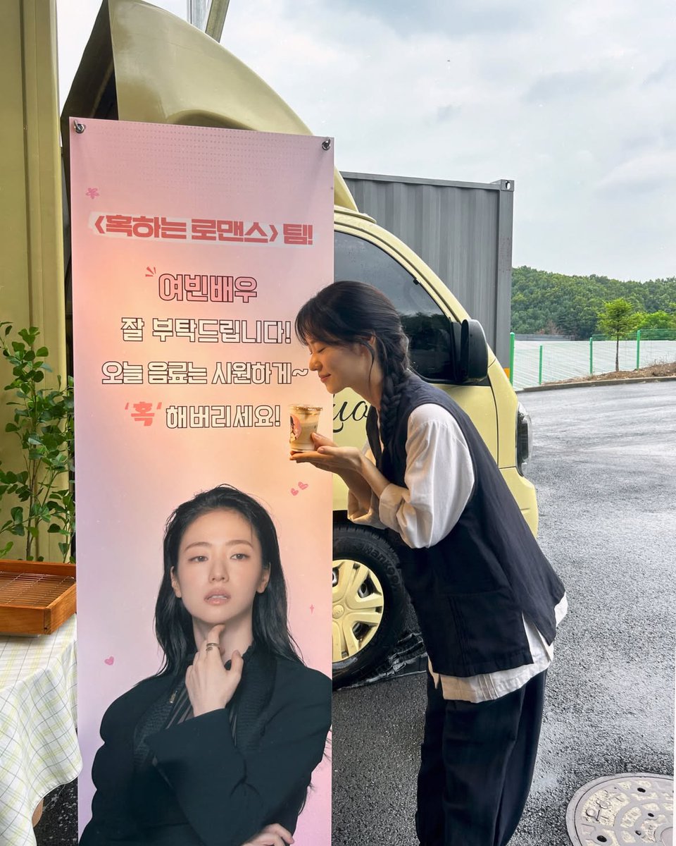 Jeonyeobeen20's tweet photo. Jeon YeoBeen &amp; Jung Kyungho as Seo HaeYoon and Na YiJun on the set of the upcoming drama <A Tempting Romance>😍

#ATemptingRomance #JeonYeoBeen #JungKyungho #전여빈 #혹하는로맨스 #정경호 https://t.co/ES93nBdD6p