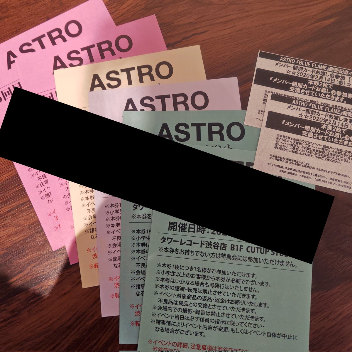 chairingew's tweet photo. 📢확산부탁드립니다🙇🏻‍♀️
아스트로 'Blue Flame' 릴리스 이벤트 피해 사례 추가 접수
먼저 이번 'ASTRO × JYANNA' 관련 구글폼에 많은 제보와 응원을 보내주신 여러분께 진심으로 감사드립니다. 여러분의 소중한 제보는 이 사안을 바로잡는데 큰 힘이 되고 있습니다.

오늘은 이와 더불어 또 다른 중요 사안인 2019년 'Blue Flame' 발매이벤트 피해 사례를 함께 다루고자 합니다.

1. 당시의 상황
2019년 ASTRO 'Blue Flame' 발매 기념 대면 이벤트는 코로나19로 인해 연기되었습니다. 당시 타워레코드측의 "티켓을 잘 보관해 달라"는 안내에 따라 많은 팬분들이 지금까지 티켓을 버리지 못하고 소장하고 계실 것입니다.
저 또한 이벤트 참여를 위해 일반 앨범보다 훨씬 높은 가격으로 50여장의 응모 앨범을 구매했고 그 티켓을 아직도 간직하고 있습니다. 당시 많은 팬이 응모 기회를 늘리기 위해 감수했던 경제적 지출을 고려하면 전체 피해 규모는 이번 JYANNA건과 비교하기 어려울 정도로 클 것으로 예상됩니다.

2. 형평성의 문제
당시 다른 기획사들도 코로나19로 오프라인 행사가 무산되었으나 대부분 1년 이내에 대체굿즈제공,영상 통화 팬사인회 전환등등 성의 있는 대안을 마련했습니다. 반면 판타지오는 별다른 안내 없이 지금까지 사실상 무기한 연기 상태를 방치하고 있습니다.

3. 우리의 행동이 필요한 이유
사실 지금 당장 드라마틱한 해결이나 변화가 없을수도있습니다. 하지만 당시의 피해 사실을 정리하는 것은 현재진행중인 사안을 해결하고 판타지오에 책임을 묻는 핵심 자료가 됩니다.
그때 우리가 조금 더 적극적으로 목소리를 냈더라면 이번과 같은 일이 반복되지 않았을지도 모릅니다.

부당한 대우를 반복해서 묵인하며 과연 우리가 진심으로 그룹을 계속 응원할 수 있을까요? 같은 피해가 다시는 발생하지 않도록 이번 문제만큼은 반드시 끝까지 해결해야 합니다.

4. 피해 제보 안내
2019년 'Blue Flame' 이벤트 피해를 겪으신 분들께서는 저에게 DM을 보내주시기 바랍니다. 특히 당시 티켓이나 관련 구매 증빙 자료를 보관하고 계신 분들의 적극적인 연락을 기다립니다.
피해를 복구하고 올바른 팬 문화를 만들기 위해 함께 힘을 모아주세요. 감사합니다.
@fantagiogroup 
@fantagiomusic_ 
@ASTRO_Staff 
@offclASTRO 
@TOWER_Shibuya