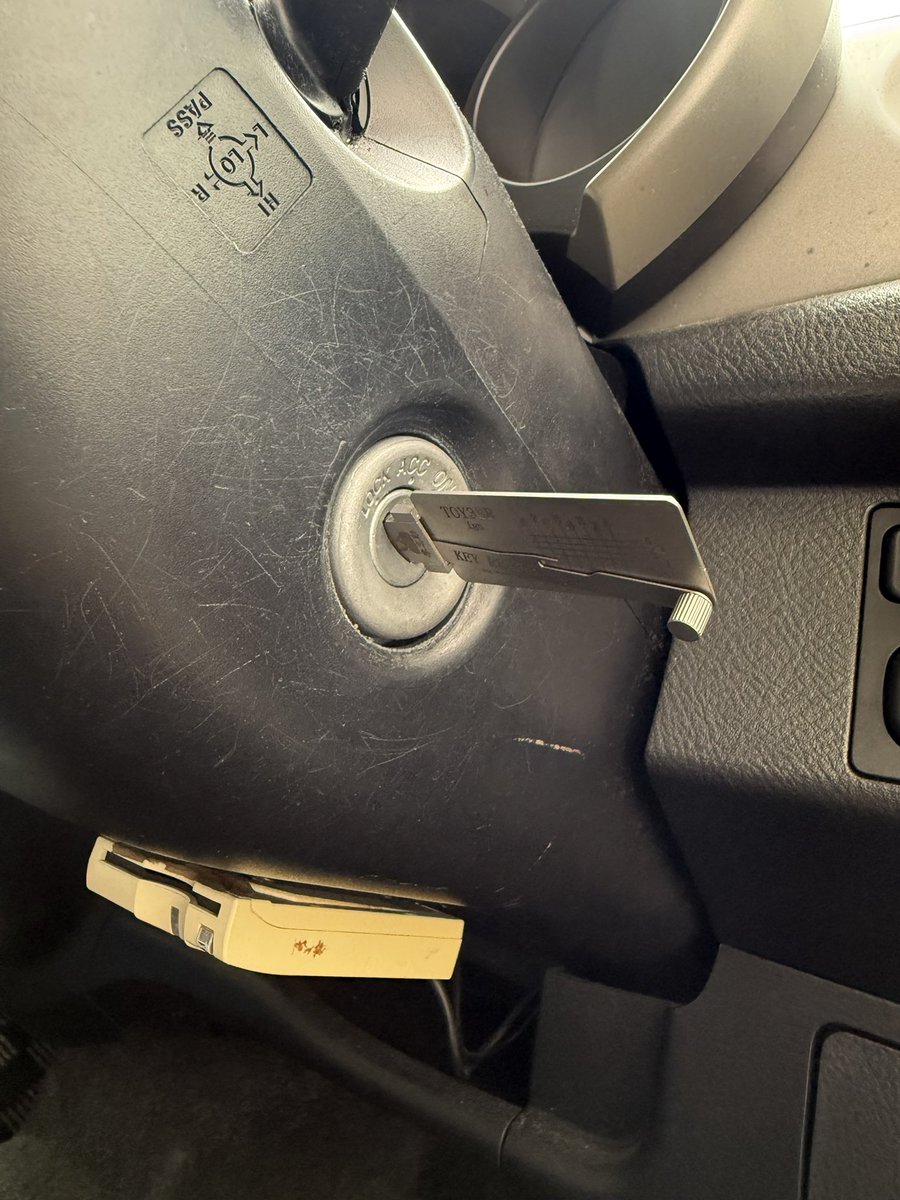 maimatsubara110's tweet photo. 🚗🔑福岡市東区香椎照葉

ダイハツ ミラジーノの鍵紛失作製！

他社でドアキーは完成したものの、エンジン側で使用できず当店へご相談。

☎️15分で到着
🔧作業30分
💰19,800円(税込)

鍵穴から確認し、その場で作製・エンジン始動OK！

#福岡鍵屋 #ミラジーノ #車の鍵紛失 https://t.co/RqV0H0xL98