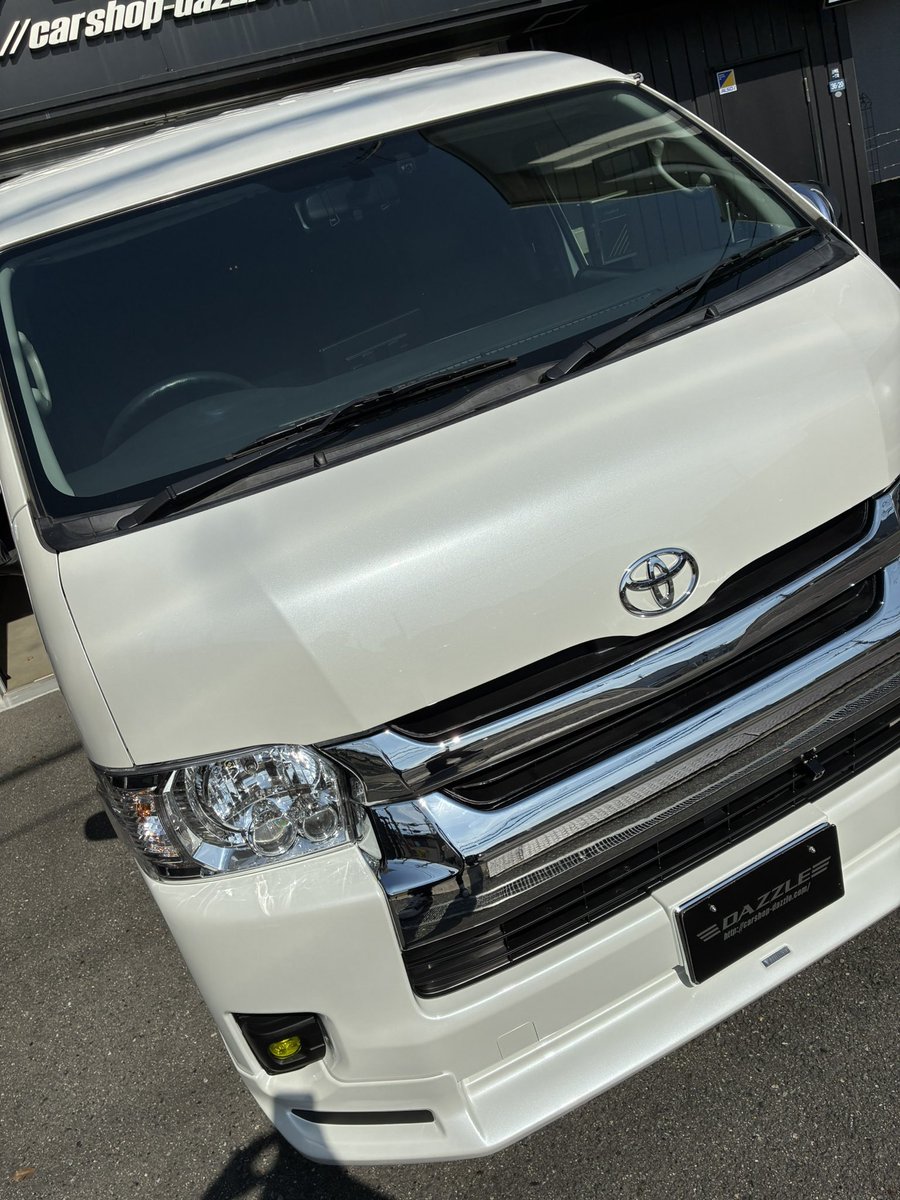 DAZZLE0901's tweet photo. DAZZLE貝谷です(^_^)
GARAGE CK様⭐️ハイエースワイド
フロント正面ガラス
スパッタシルバー80
スモーク40%
ありがとうございます\(//∇//)\

スパッタゴールド80は淡い金色フィルムです✨
晴天時は正直あまり貼ってある感じはしませんが、曇天になると薄くゴールドに反射します(^^) https://t.co/ocyUndqZUI
