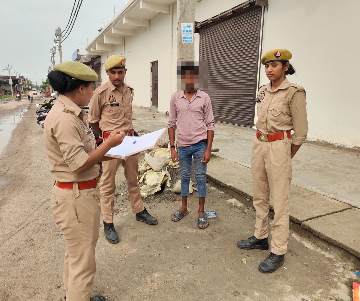kheripolice's tweet photo. #MissionShakti5 मिशन शक्ति अभियान 5.0 के तहत थाना तिकुनिया की एंटीरोमियो टीम द्वारा विभिन्न स्थानों पर संदिग्ध व्यक्तियों की चेकिंग कर पूछताछ की गई। #MissionShaktiUPP #KheriPolice
@Uppolice
@Igrangelucknow
@wpl1090 https://t.co/G5zs5fQElu