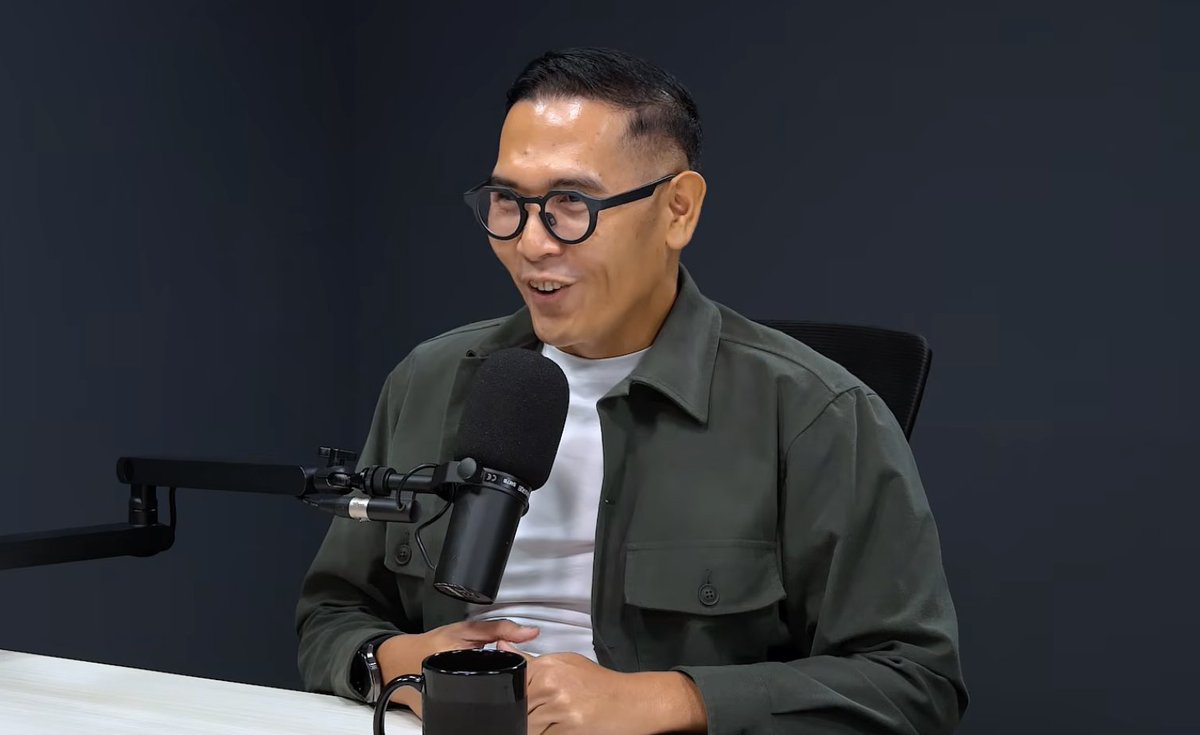 insidefolkative's tweet photo. Raditya Dika penasaran dengan titik balik Ery Makmur jalani hidup sehat, Ery Makmur bilang: "Pas gue usia 39, body age gue setara orang umur 67 tahun":

Raditya: Awal mula penyadarannya gimana tuh?
Ery Makmur: Penyadarannya adalah ketika medical check up, hasilnya jelek semua, bahkan ada MCU lanjutan EKG jantung , karena semuanya angka-angka jelek, tapi dari semua angka-angka itu masih cuek, "ah masi aman", tapi ada satu indikator yang bikin saya terenyuh,

Radit: Usia berapa waktu itu tuh?
Ery Makmur: usia 39 di 2023..

ery makmur: indikator itu adalah body age, waktu itu body age gue setara manusia usia 67 tahun
Radit: HAHHHH

ery makmur: jelek banget
radit: umur 39 tapi body age 67 itu parah ga dok

dr Tirta: oh iya....parah...
radit: makasih

🤣🤣🤣

ery makmur: dari body age 67 itu singkat cerita gua kayak ada merenung, usia maksimal orang kan lets say 70, artinya sisa usia gue tiga tahun lagi , kalau berdasarkan logika manusia, kayanya belum siap deh gue untuk meninggalkan anak gue satu2nya, gue belom se-financial freedom, artinya gue harus memperbaiki finansial gue, memperbaiki kesehatan gue, banyak yg harus gue perbaiki, dari situlah menjadi cambuk buat gue harus berubah