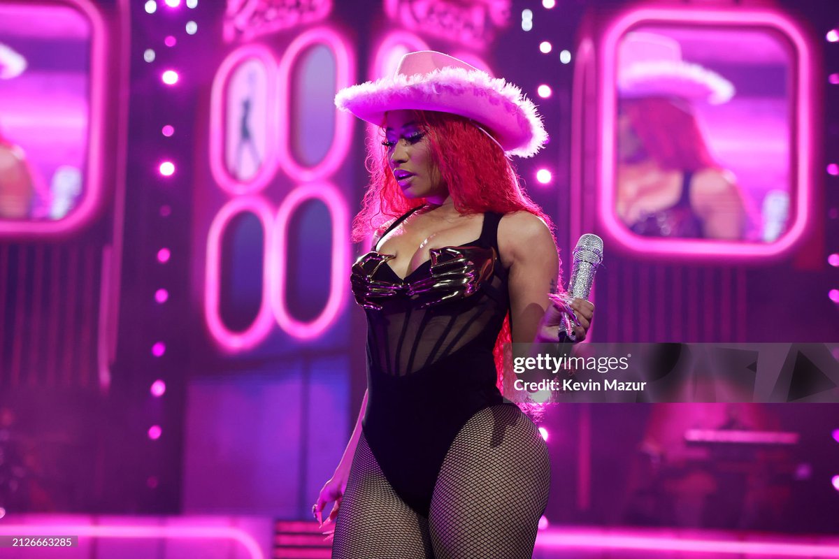Diskiia's tweet photo. @luilicat É engraçado vc dizer isso enquanto a nicki em um intervalo de 2 anos entrou em forma com a maior facilidade do mundo e vc metendo essaKKKKKKK

Você tem que entender que enquanto a mexicana não começar a respeitar o tempo do corpo dela, ela vai continuar igual um saco de batatas. https://t.co/k27o6VDeuX