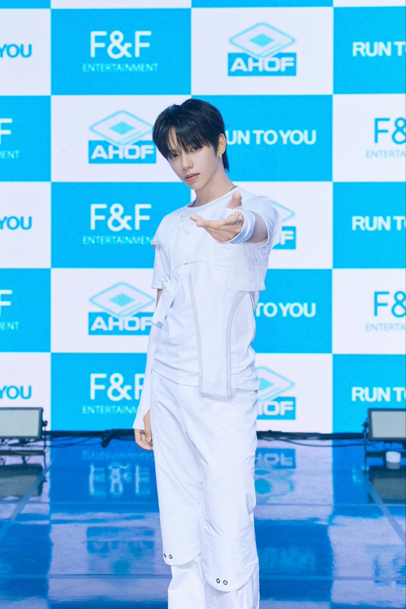 namenlos_0162's tweet photo. You’re the one who is teaching us to be a single Stan @fnfent_official @AHOF_official Time & time again!!! What’s the used of global group if you focus on your own!!! So we will focus only on our own!!!
#제이엘 #JL #JLGaspar
#AHOF_JL #아홉_제이엘
#AHOF #아홉
#RUN_TO_YOU https://t.co/MTqKR4h98N
