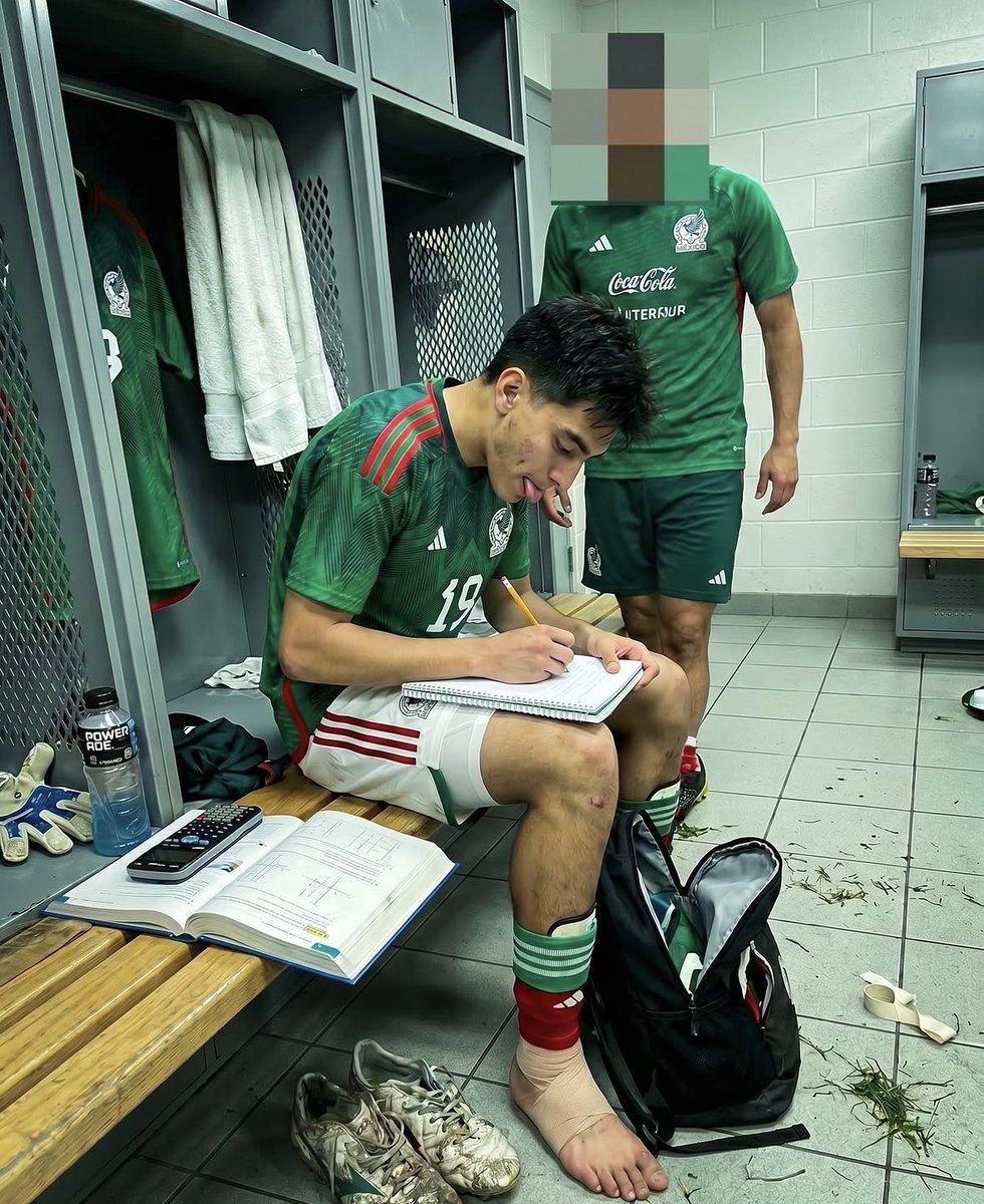 jus2kyums's tweet photo. they had mora in the locker room doing math homework 😭😭 https://t.co/Y4IYG6zCU1