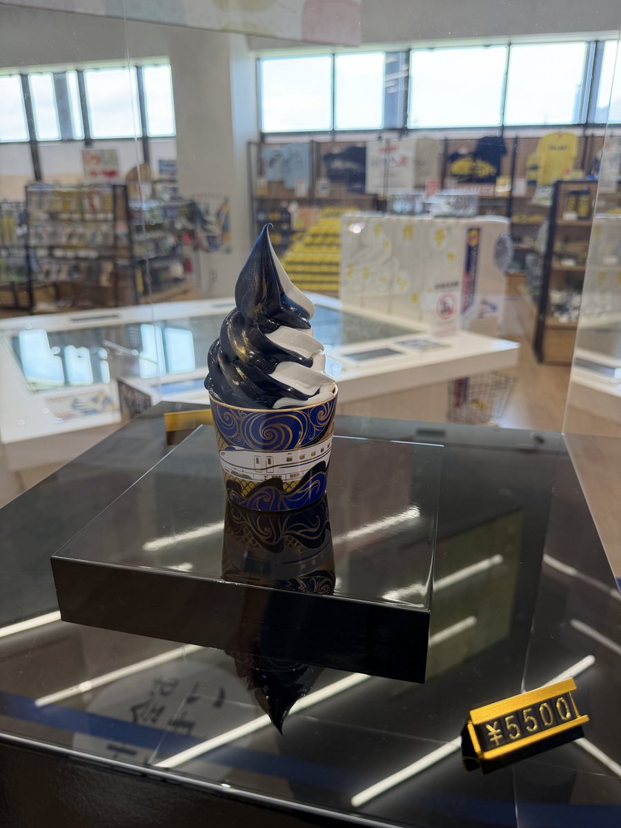 teitetetei's tweet photo. 5,500円するソフトクリーム

（ちょっと悩んだ） https://t.co/63O9Z9ENQZ