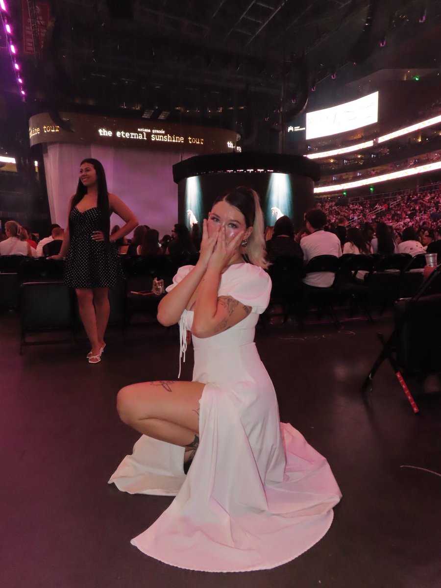 fakesmilece's tweet photo. #estatlanta @TeamAriana https://t.co/XlWAI7evha