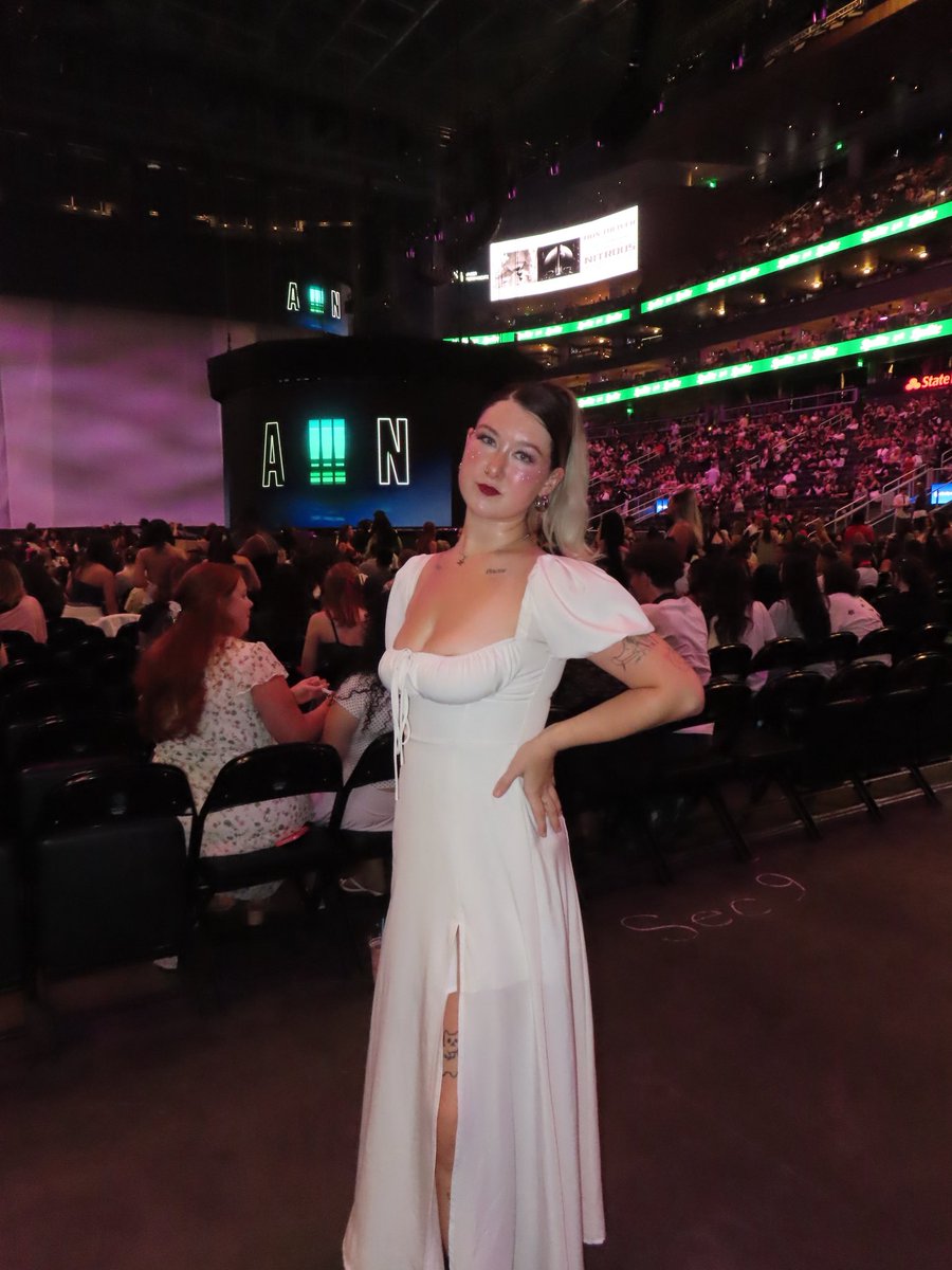 fakesmilece's tweet photo. #estatlanta @TeamAriana https://t.co/XlWAI7evha
