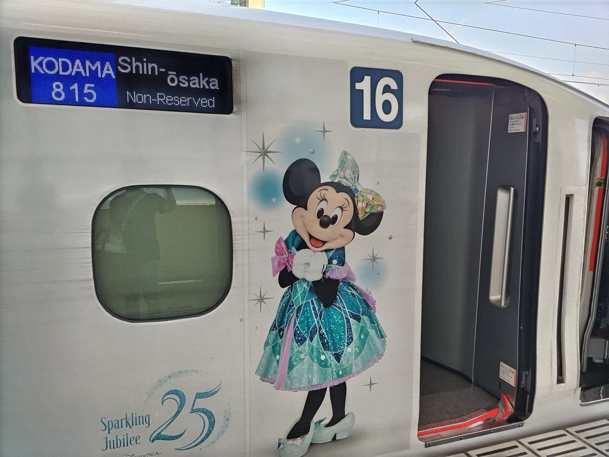 yoshie4488's tweet photo. 新横浜からの帰りに乗ったのがディズニー新幹線でした　#東海道線新幹線　#新富士駅 https://t.co/LE2dNhtD2y