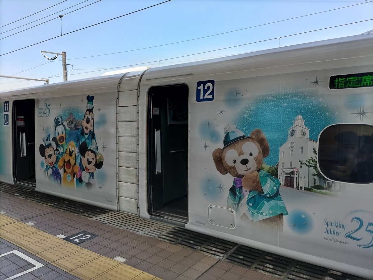 yoshie4488's tweet photo. 新横浜からの帰りに乗ったのがディズニー新幹線でした　#東海道線新幹線　#新富士駅 https://t.co/LE2dNhtD2y