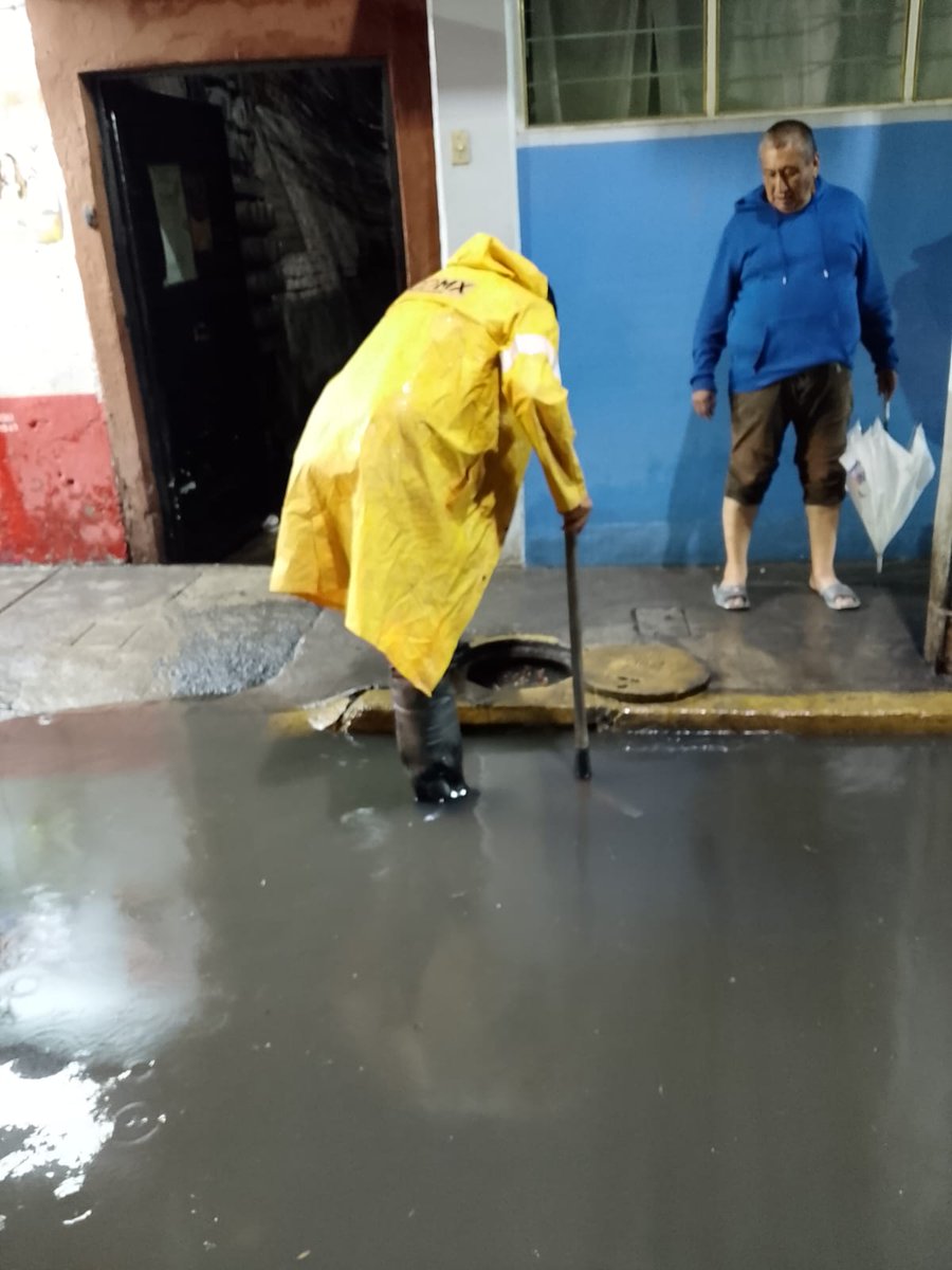 Bomberos_CDMX's tweet photo. Atendimos un encharcamiento en la colonia San Andrés, en @AzcapotzalcoMx, informamos que se desalojo agua pluvial en un área de 400 metros lineales.
#Laborando.
@JefeVulcanoCova. https://t.co/XRsTMBsuix