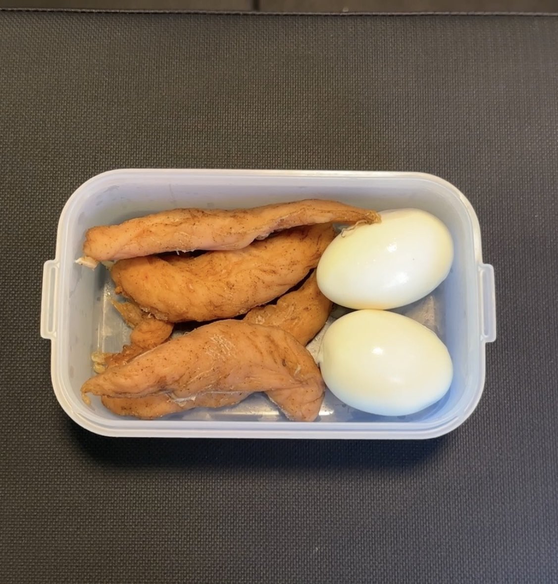 1119show's tweet photo. カーボディプリート期間でいつも以上に噛んで食べれるように、ササミジャーキー作りました。カチカチ・シワシワでガンジガンジよく噛みながら食べてます！ https://t.co/PAdWg2mhQG