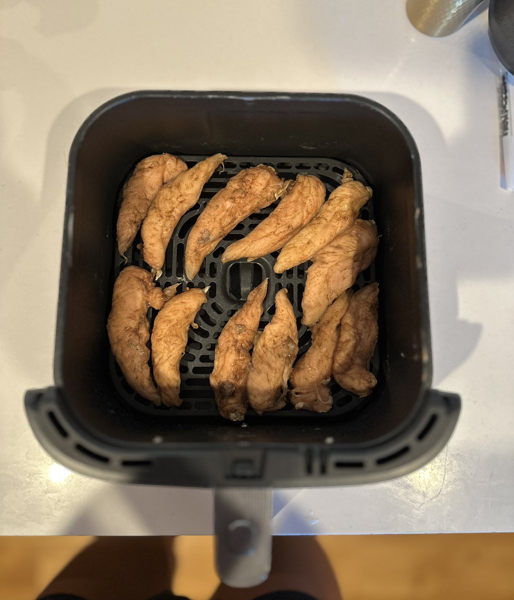 1119show's tweet photo. カーボディプリート期間でいつも以上に噛んで食べれるように、ササミジャーキー作りました。カチカチ・シワシワでガンジガンジよく噛みながら食べてます！ https://t.co/PAdWg2mhQG
