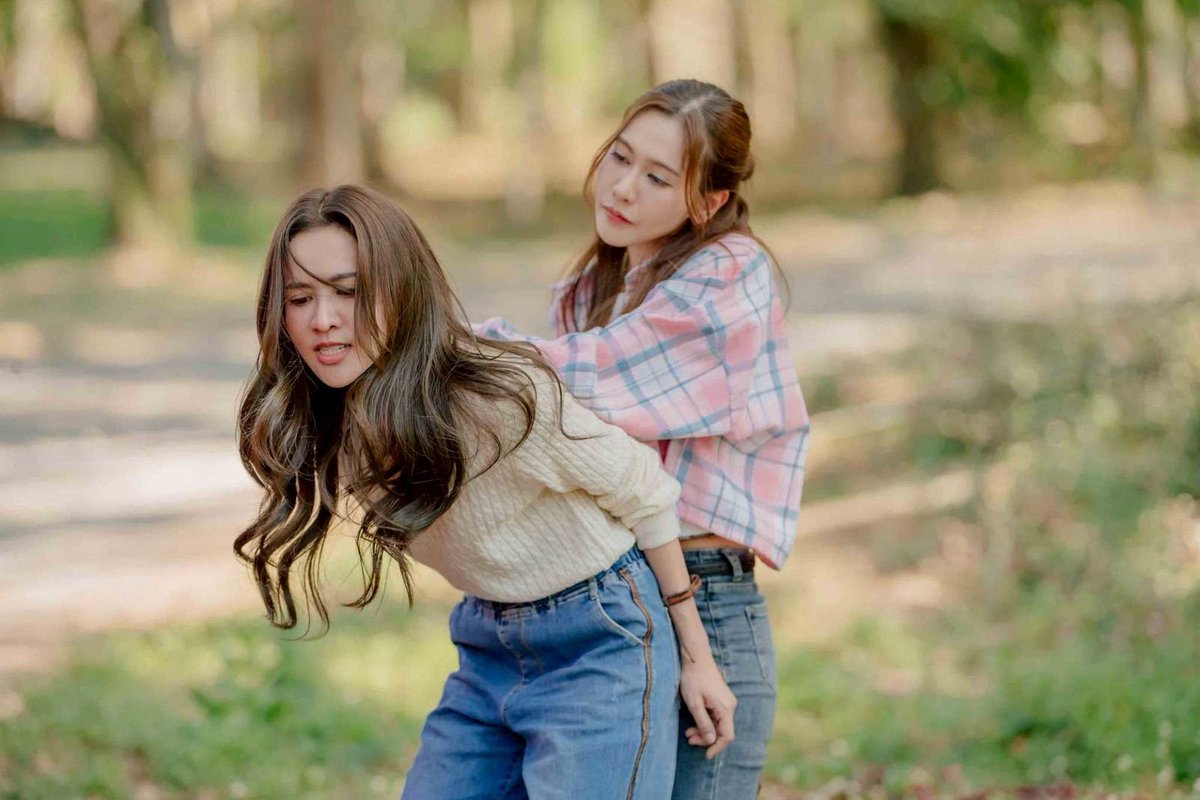 yglseries's tweet photo. เคมีเดือดไม่พัก! “น้ำหนึ่ง–เนย” ปิดจบ “4 Elements” ก่อนสาดความฟินต่อใน “โซ่รักอัคนี”

#โซ่รักอัคนี  #4Elements  #บ้านวาทินวณิช 
#NamneungNoey #NorthStarEntertainment  #Ch7HD  #iQIYI

เมกะโปรเจกต์ซีรีส์  “4 Elements บ้านวาทินวณิช”  จาก ค่าย นอร์ธสตาร์ โปรดักชั่น เดินทางมาถึงเรื่องสุดท้าย หลังจากแฟนๆ ซีรีส์ GL ให้การตอบรับเป็นอย่างดีกับ บ้านดิน “วิวาห์ปฐพี”, บ้านน้ำ “นทีร้อยเล่ห์”, บ้านลม “เสน่หาวาโย” ในที่สุดก็ถึงเวลาของเรื่องราวจากบ้านไฟ เรื่องราวของคู่กัดที่ไม่ถูกกันตั้งแต่เด็ก เมื่อกลับมาเจอกันอีกครั้ง ความหมั่นไส้ที่ไม่เคยจางหายจึงปะทุขึ้นอีกครั้ง ในซีรีส์ “โซ่รักอัคนี” นำแสดงโดย   น้ำหนึ่ง-มิลิญ วาทินธนะกิจ รับบท “ไฟ” และ เนย-กานต์ธีรา วัชรทัศนกุล รับบท “กะเพรา” โดยจะประเดิม EP.1 ให้แฟนๆบ้านไฟได้ติดตามพร้อมกันในวันเสาร์ที่ 11 กรกฎาคม นี้

“ไฟ อัจจิมา” (น้ำหนึ่ง-มิลิญ วาทินธนะกิจ) ลูกสาวเจ้าของเหมืองผู้มีนิสัยหัวร้อน กลับมาเจอกับ “กะเพรา” (เนย-กานต์ธีรา วัชรทัศนกุล) เด็กสาวที่เธอเคยรังแกในอดีต อีกครั้ง ในฐานะผู้ช่วยคนใหม่ของพ่อ ความขัดแย้งที่เคยมีไม่เคยจางหาย ทำให้ “ไฟ” เริ่มต้นกลั่นแกล้งกะเพราอีกครั้งอย่างหนักหน่วง ขณะที่ “กะเพรา” กลับเข้มแข็งและพยายามพิสูจน์ตัวเองว่า เธอไม่ได้กลับมาเพื่อแย่งความรักของใคร

“น้ำหนึ่ง” เผยความรู้สึกกับการรับบทลูกสาวเจ้าของเหมืองสุดหัวร้อนว่า “เป็นการทำงานที่สนุกมากค่ะ เราได้แสดงแบบใส่สุด สิ่งที่ชอบที่สุดคือการได้เล่นกับจังหวะอารมณ์ของตัวละคร จากคนที่ดูแรงและพร้อมปะทะตลอดเวลา แต่ลึกๆแล้วก็มีมุมน่ารัก น่าเอ็นดู การได้ทำการบ้านกับบท รวมถึงการร่วมงานกับนักแสดงหลายๆ ท่าน โดยเฉพาะ “พี่เต๋า-สมชาย เข็มกลัด” ที่รับบทเป็นพ่อของไฟ ยิ่งทำให้แต่ละฉากออกมาสนุก มีสีสัน และเชื่อว่าคนดูจะทั้งลุ้น ทั้งยิ้ม ไปพร้อมกันค่ะ”
เริ่มต้นก็ปะทะกันดุเดือดจนชวนลุ้นว่าจาก “คู่ปรับ” จะกลายเป็น “คู่รัก” ได้อย่างไร ห้ามพลาด 

“โซ่รักอัคนี” EP.1 วันเสาร์ที่ 11 กรกฎาคมนี้ เวลา 20.30 น. ทางช่อง 7HD และรับชมออนไลน์เวอร์ชัน UNCUT เวลา 21.30 น. บนแอป iQIYI และเว็บไซต์ iQ. com ที่เดียวเท่านั้น
ติดตามข้อมูลข่าวสารเพิ่มเติมของเมกะโปรเจกต์ซีรีส์ 4 Elements บ้านวาทินวณิช ได้ทุกช่องทางโซเชียลมีเดีย Facebook / Instagram / TikTok / X : 4elementsgl
