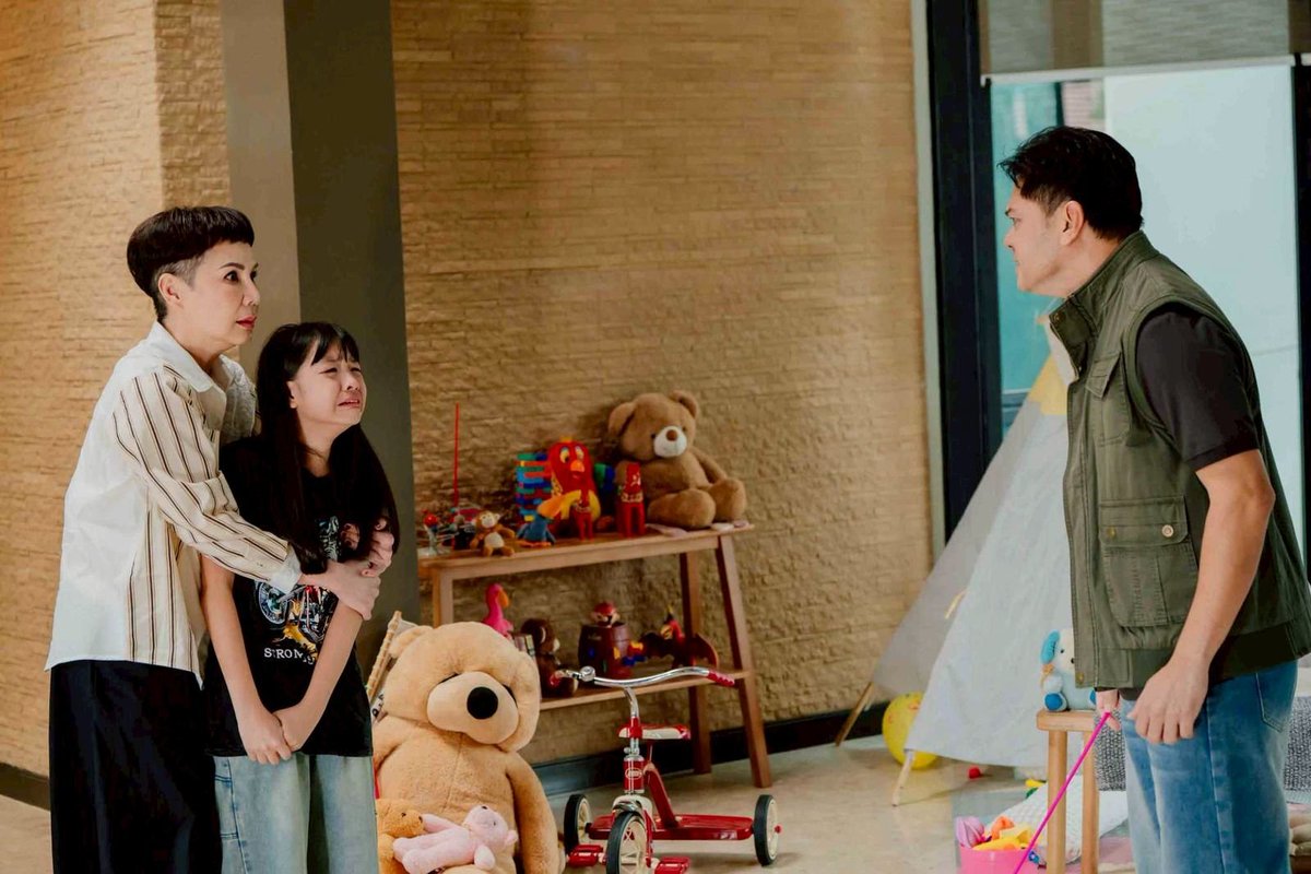 yglseries's tweet photo. เคมีเดือดไม่พัก! “น้ำหนึ่ง–เนย” ปิดจบ “4 Elements” ก่อนสาดความฟินต่อใน “โซ่รักอัคนี”

#โซ่รักอัคนี  #4Elements  #บ้านวาทินวณิช 
#NamneungNoey #NorthStarEntertainment  #Ch7HD  #iQIYI

เมกะโปรเจกต์ซีรีส์  “4 Elements บ้านวาทินวณิช”  จาก ค่าย นอร์ธสตาร์ โปรดักชั่น เดินทางมาถึงเรื่องสุดท้าย หลังจากแฟนๆ ซีรีส์ GL ให้การตอบรับเป็นอย่างดีกับ บ้านดิน “วิวาห์ปฐพี”, บ้านน้ำ “นทีร้อยเล่ห์”, บ้านลม “เสน่หาวาโย” ในที่สุดก็ถึงเวลาของเรื่องราวจากบ้านไฟ เรื่องราวของคู่กัดที่ไม่ถูกกันตั้งแต่เด็ก เมื่อกลับมาเจอกันอีกครั้ง ความหมั่นไส้ที่ไม่เคยจางหายจึงปะทุขึ้นอีกครั้ง ในซีรีส์ “โซ่รักอัคนี” นำแสดงโดย   น้ำหนึ่ง-มิลิญ วาทินธนะกิจ รับบท “ไฟ” และ เนย-กานต์ธีรา วัชรทัศนกุล รับบท “กะเพรา” โดยจะประเดิม EP.1 ให้แฟนๆบ้านไฟได้ติดตามพร้อมกันในวันเสาร์ที่ 11 กรกฎาคม นี้

“ไฟ อัจจิมา” (น้ำหนึ่ง-มิลิญ วาทินธนะกิจ) ลูกสาวเจ้าของเหมืองผู้มีนิสัยหัวร้อน กลับมาเจอกับ “กะเพรา” (เนย-กานต์ธีรา วัชรทัศนกุล) เด็กสาวที่เธอเคยรังแกในอดีต อีกครั้ง ในฐานะผู้ช่วยคนใหม่ของพ่อ ความขัดแย้งที่เคยมีไม่เคยจางหาย ทำให้ “ไฟ” เริ่มต้นกลั่นแกล้งกะเพราอีกครั้งอย่างหนักหน่วง ขณะที่ “กะเพรา” กลับเข้มแข็งและพยายามพิสูจน์ตัวเองว่า เธอไม่ได้กลับมาเพื่อแย่งความรักของใคร

“น้ำหนึ่ง” เผยความรู้สึกกับการรับบทลูกสาวเจ้าของเหมืองสุดหัวร้อนว่า “เป็นการทำงานที่สนุกมากค่ะ เราได้แสดงแบบใส่สุด สิ่งที่ชอบที่สุดคือการได้เล่นกับจังหวะอารมณ์ของตัวละคร จากคนที่ดูแรงและพร้อมปะทะตลอดเวลา แต่ลึกๆแล้วก็มีมุมน่ารัก น่าเอ็นดู การได้ทำการบ้านกับบท รวมถึงการร่วมงานกับนักแสดงหลายๆ ท่าน โดยเฉพาะ “พี่เต๋า-สมชาย เข็มกลัด” ที่รับบทเป็นพ่อของไฟ ยิ่งทำให้แต่ละฉากออกมาสนุก มีสีสัน และเชื่อว่าคนดูจะทั้งลุ้น ทั้งยิ้ม ไปพร้อมกันค่ะ”
เริ่มต้นก็ปะทะกันดุเดือดจนชวนลุ้นว่าจาก “คู่ปรับ” จะกลายเป็น “คู่รัก” ได้อย่างไร ห้ามพลาด 

“โซ่รักอัคนี” EP.1 วันเสาร์ที่ 11 กรกฎาคมนี้ เวลา 20.30 น. ทางช่อง 7HD และรับชมออนไลน์เวอร์ชัน UNCUT เวลา 21.30 น. บนแอป iQIYI และเว็บไซต์ iQ. com ที่เดียวเท่านั้น
ติดตามข้อมูลข่าวสารเพิ่มเติมของเมกะโปรเจกต์ซีรีส์ 4 Elements บ้านวาทินวณิช ได้ทุกช่องทางโซเชียลมีเดีย Facebook / Instagram / TikTok / X : 4elementsgl
