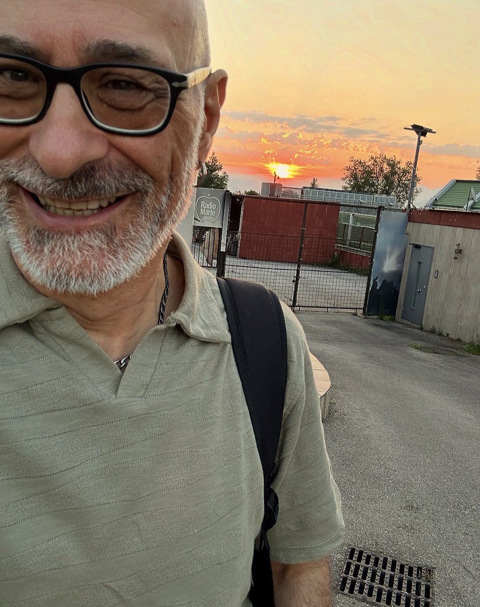 francosimeri's tweet photo. Buongiorno ☀️
Giovedì… l’alba è qui!💪😃☕️ 🎶 🗞️
Su @radiomarte e in Tv, canale 183 digitale terrestre 📻 📺 
Dalle 6 alle 8 on air 🎙🎧 

#staytuned #buongiorno #radio #radiomarte #morning  morningmood martemorningshow https://t.co/3MtJOVjy48