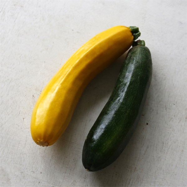 nh__harmony's tweet photo. 【🍅夏野菜がぞくぞく入荷しています！🥒】

太陽をたっぷり浴びて育った、
旬の夏野菜が並び始めました✨

みずみずしいトマト、旨みたっぷりのズッキーニ、
シャキッと食感のきゅうり、香り豊かな枝豆など
この時期ならではのおいしさが勢ぞろい😊

旬の野菜は、シンプルに食べるだけでも
素材の味をしっかり楽しめるのが魅力です🍽️

サラダやグリル、炒め物など、
お好みの調理で季節の味わいを満喫してくださいね♪

＼オンラインストアでご購入いただけます／

【自然栽培】サンズファーム 中玉トマト 400g
https://t.co/vfNH9NYuLg

【自然栽培】田神俊一さん ズッキーニ 1本
https://t.co/Jje0bo2EM9

【自然栽培】田神俊一さん きゅうり 200g
https://t.co/xwIalCsND6

【自然栽培】サンズファーム 枝豆 150g
https://t.co/Gp6uonhfYi