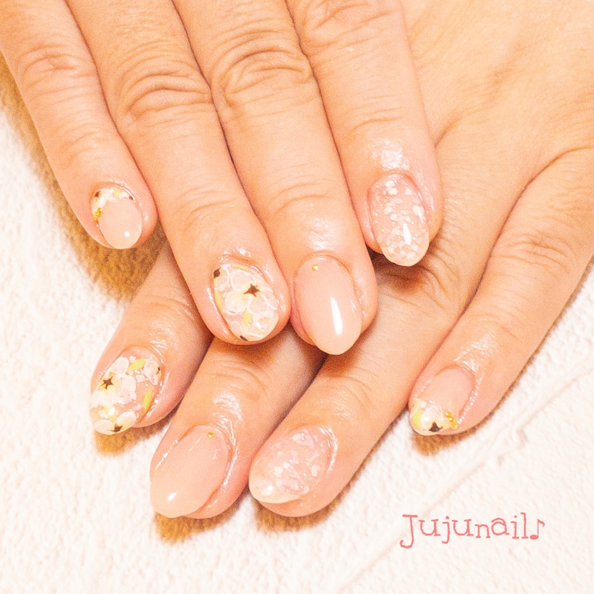 jujunail2020's tweet photo. こちらのリピーター様は、
レトロかわいいフラワーネイルです💅
ベースが透明感のあるつぶつぶジェルなので、
レースみたいに涼しげですね✨

台湾のお話をしながら、
台湾っぽいレトロフラワーネイル🇹🇼
とても楽しかった...

詳細はこちら↓（ネイルブック）
https://t.co/TtuiMzqDc5 https://t.co/0qwz2D3yhX