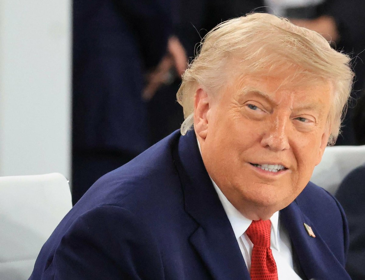 chowedward91's tweet photo. Has Trump given FIFA a thumbs upd Is this really trued The onlookers are all completely confused! https://t.co/8EcNVO6QkP