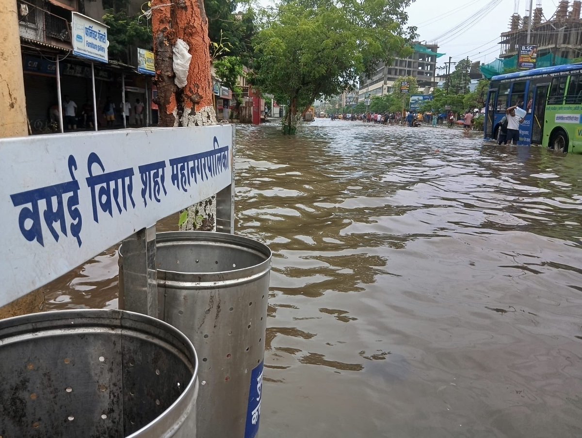 DiwakarSharmaa's tweet photo. #BITTER_TRUTH: Motorable roads turn into #rivers after the first spell of rain, exposing the glaring absence of a comprehensive #MasterDrainagePlan even after 17 years of #VVCMC’s existence. The annual #deluge is the legacy of corruption, apathy, and governance failure. #Vasai https://t.co/TcPyV2tOOV