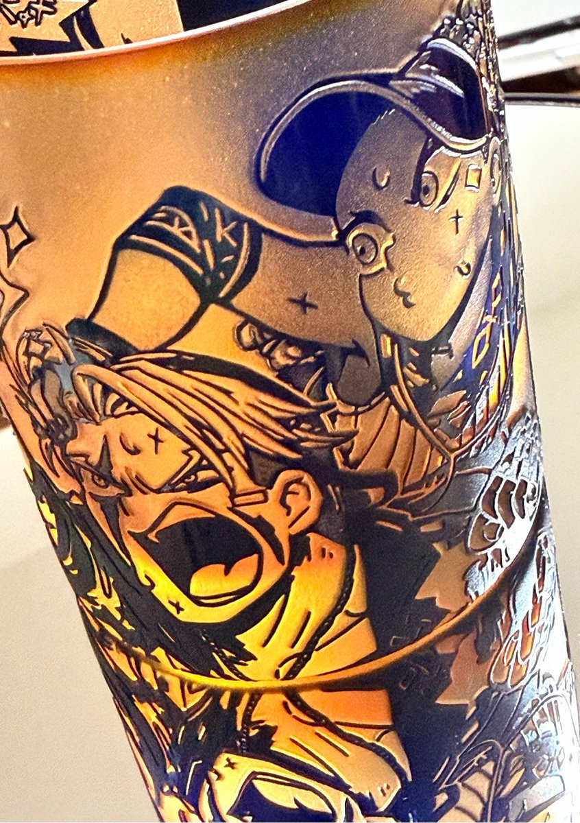 kangyaku's tweet photo. CCJP杯ROUND2の記念グラスを頂きました！
カプコンさんありがとうございます🙏
ま　まじですごい、どうなっているんだこれ…

可夜硝子さん@kaya_crack 作
複雑な三段階の彫刻を重ねる技が使われていて、イラスト作品の応用は初めてとのこと
クオリティが高くてびっくりしました…大切にします…！ https://t.co/x88fwg5AhU
